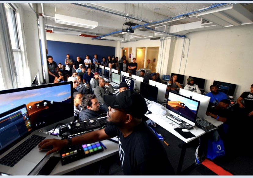 Tek leading a packed hands-on music production workshop in New York City
